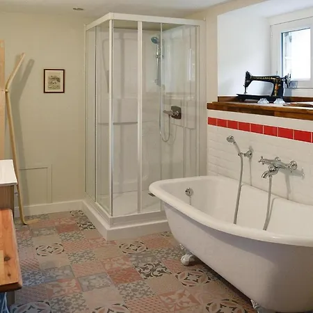 4 Family Home, Walking Distance To The